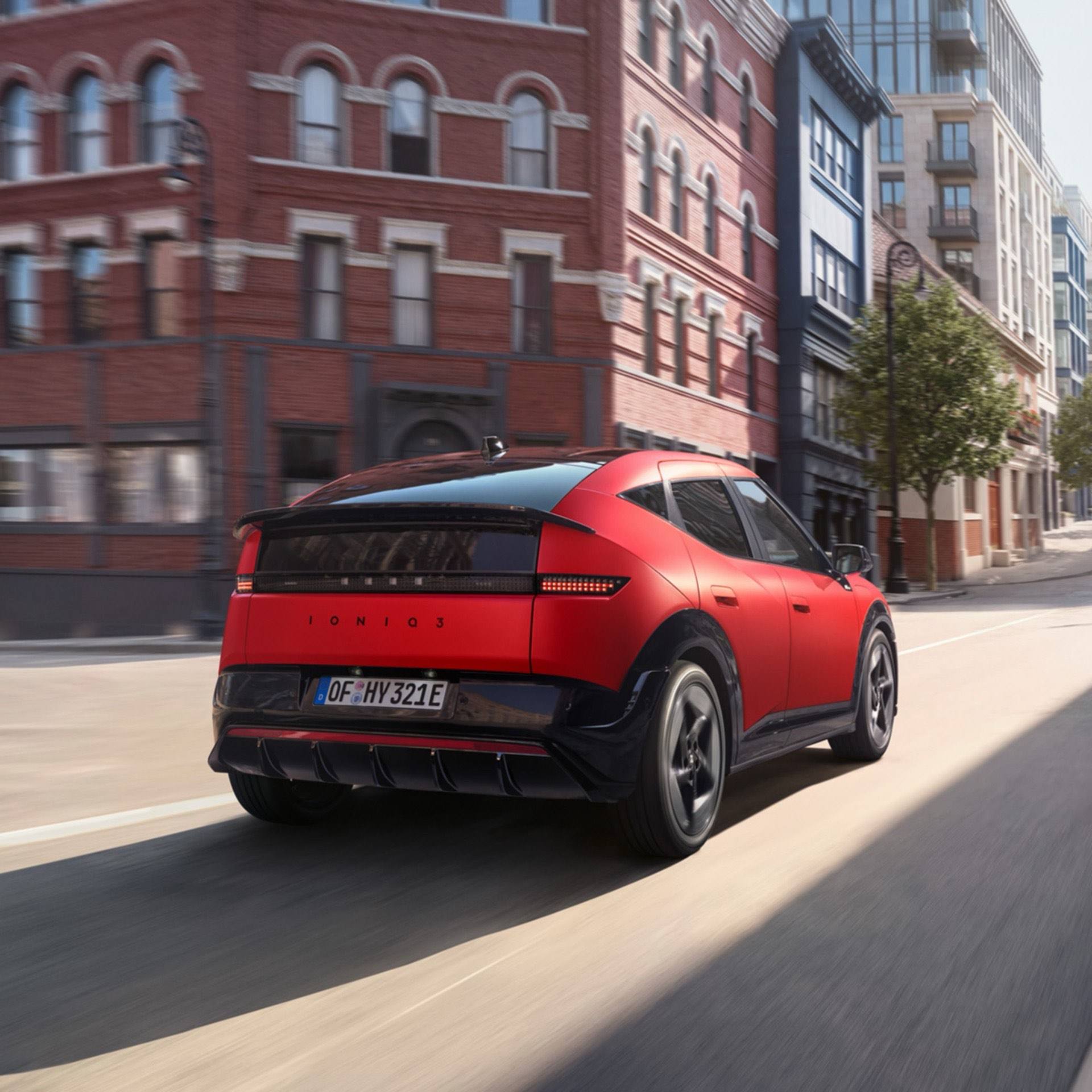 Piros Hyundai IONIQ 3 városi utcán halad