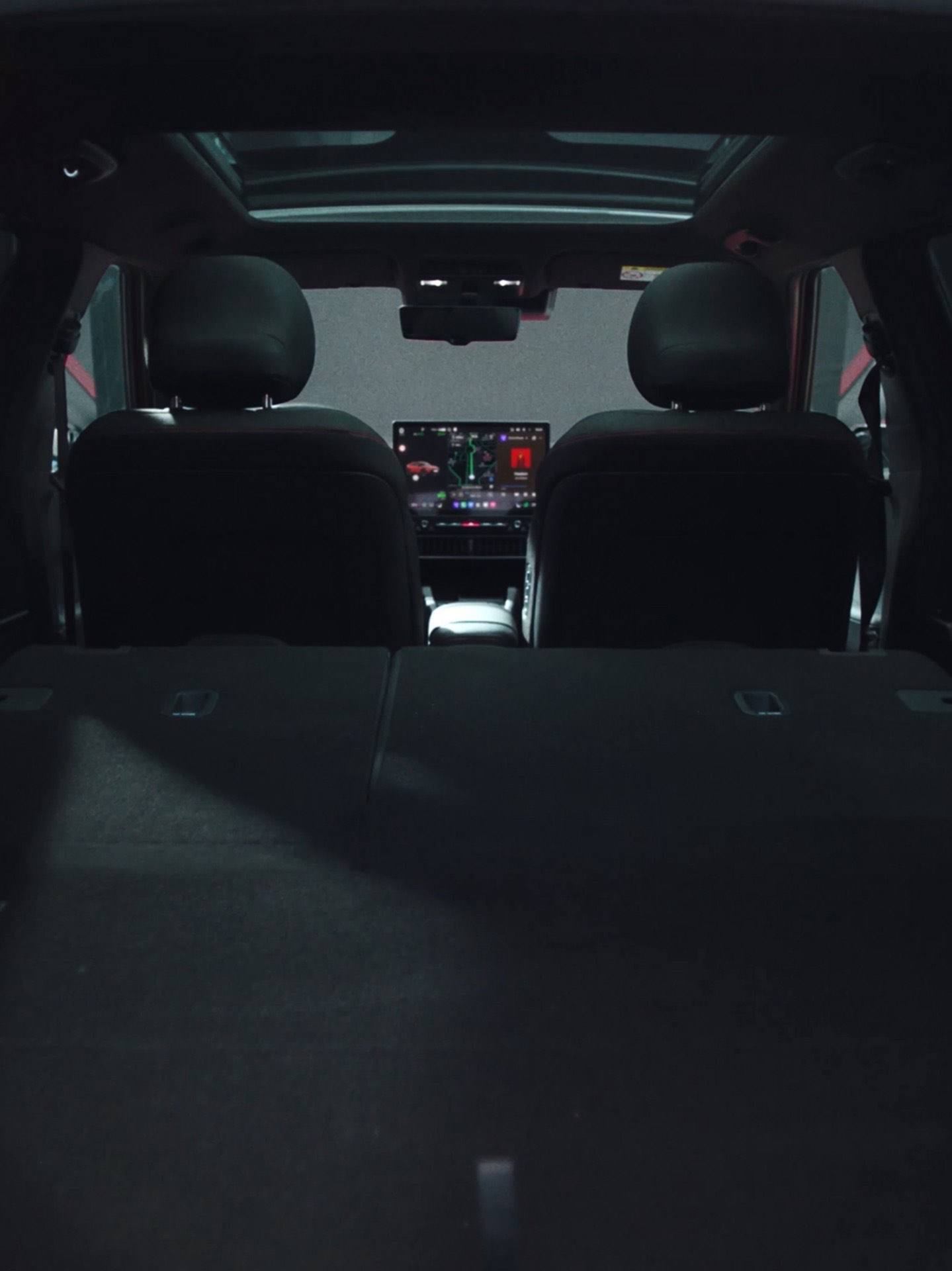 	 Hyundai IONIQ 3 belső terének hátsó része, hátulról előre tekintve.
