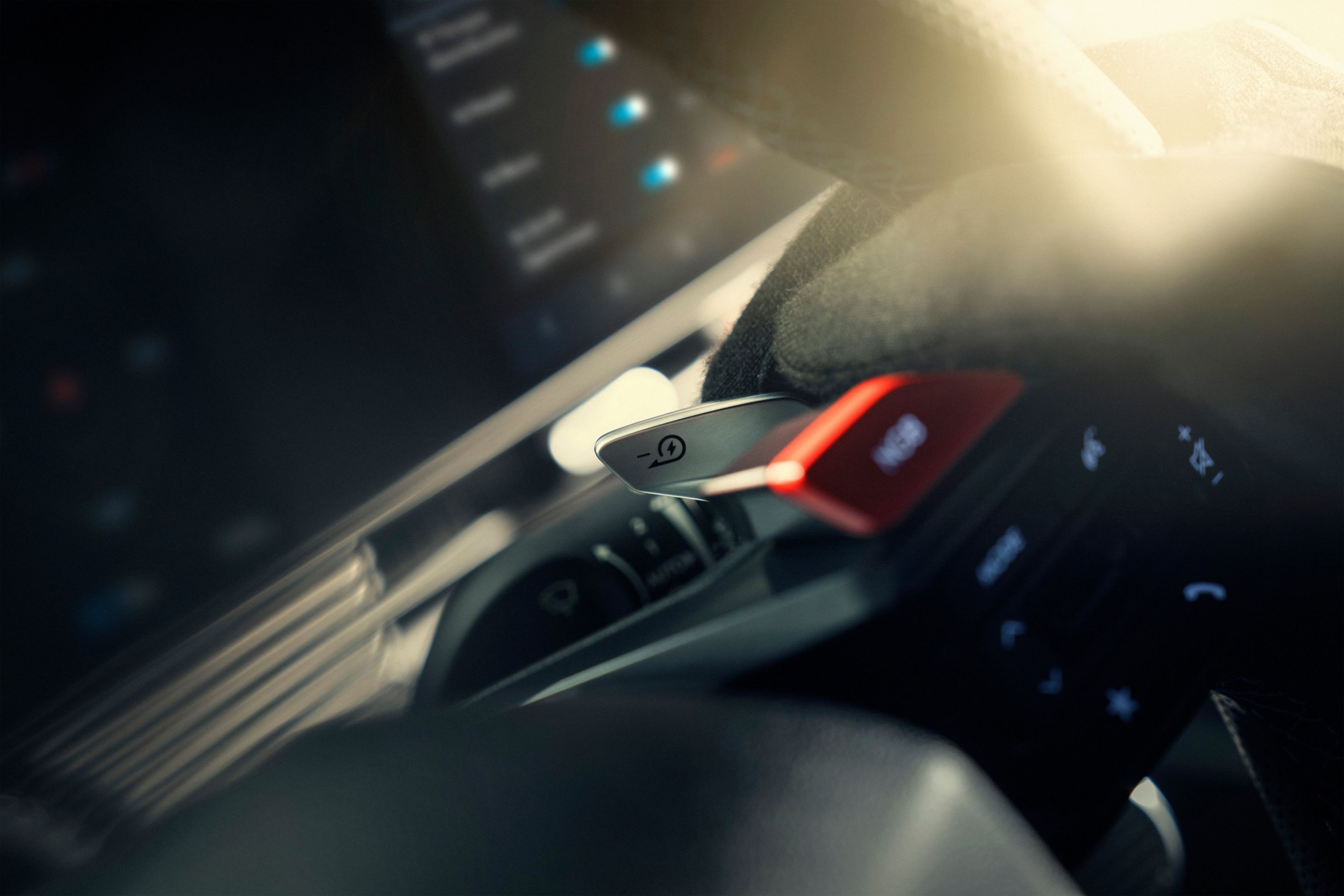 A Hyundai IONIQ 6 elektromos sportautó kormánykeréken elhelyezett váltófülei.